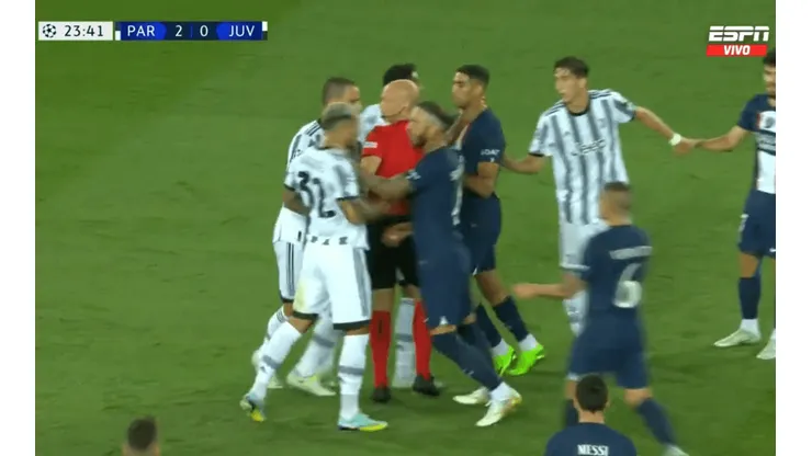 Sergio Ramos y Leandro Paredes tuvieron un caliente encontronazo.