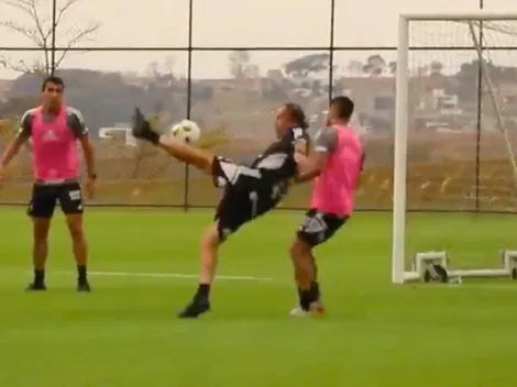 ¿Peleando puesto con Vargas? Cuca marca golazo de tijera