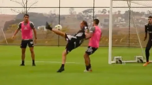 Cuca se matriculó con una tremenda tijera en la práctica del Mineiro