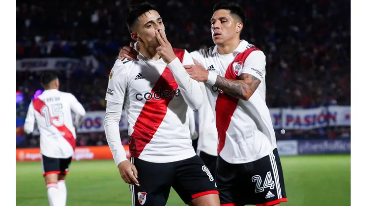 Pablo Solari celebra uno de los siete goles que marcó en River Plate: el globito genial ante Tigre.