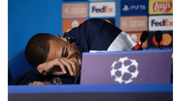 Kylian Mbappé no pudo controlar la carcajada tras una pregunta sobre los viajes en avión y el cambio climático.