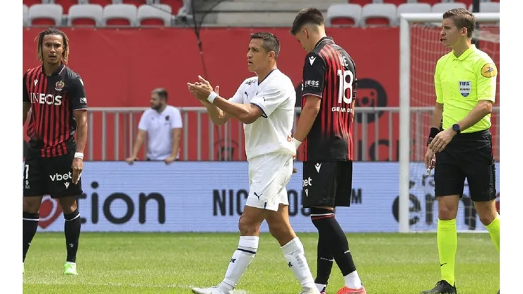 Alexis Sánchez festeja una de las dos conquistas que le anotó al Niza con el Olympique de Marsella.