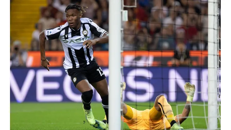 Udinese quedó a un punto del liderato en Italia