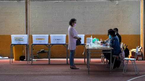 Las mesas no pueden cerrar si hay electores en la fila esperando sufragar.