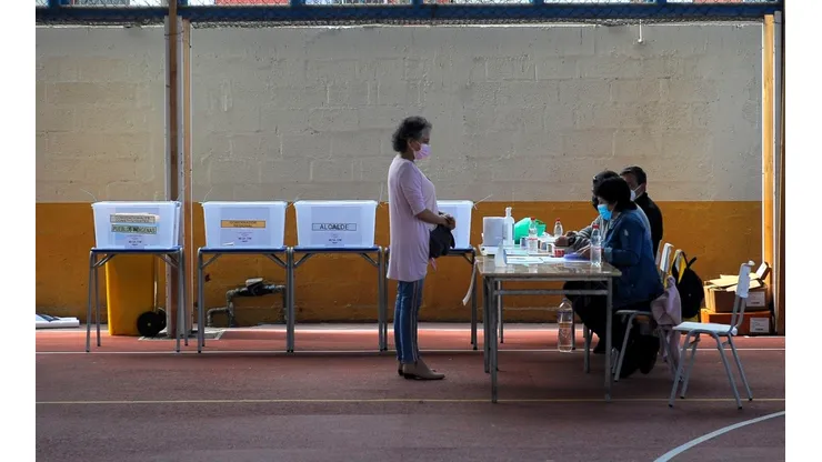 Las mesas no pueden cerrar si hay electores en la fila esperando sufragar.
