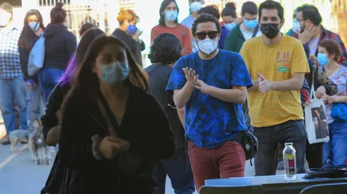 Las votaciones por una Nueva Constitución comenzaron con gran afluencia de público.