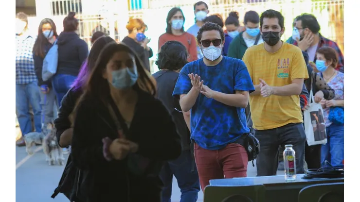 Las votaciones por una Nueva Constitución comenzaron con gran afluencia de público.