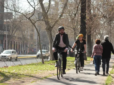 Jackson llega en bicicleta a votar: "En cualquier escenario llamaremos a la unidad"