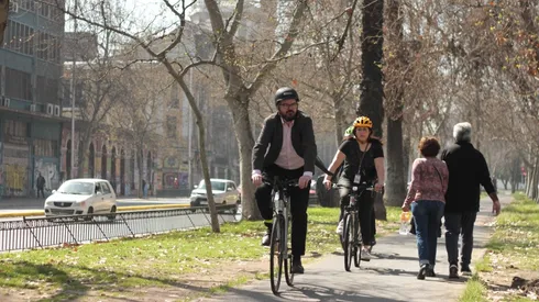 Giorgio Jackson llega en bicicleta a votar en el plebiscito de salida