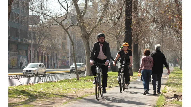 Giorgio Jackson llega en bicicleta a votar en el plebiscito de salida