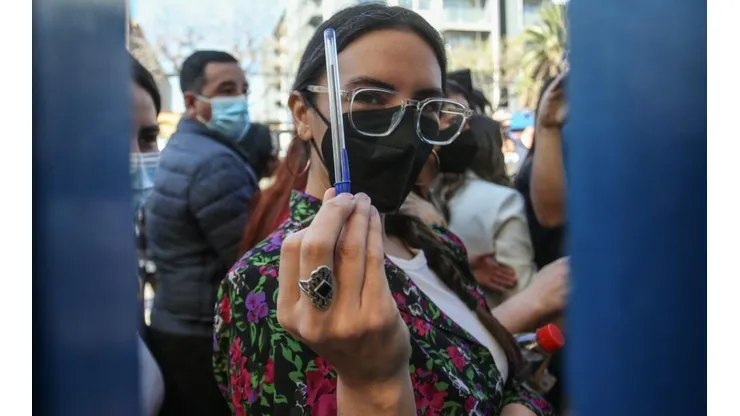 La ministra Camila Vallejo vota en el Liceo Indira Gandhi en La Florida