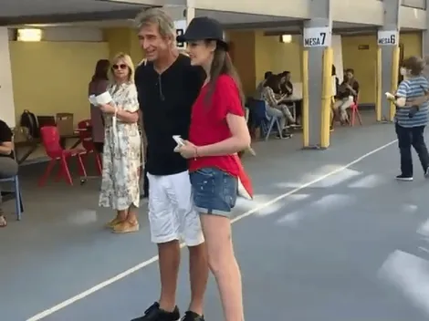 Pellegrini tiene trato de rockstar en centro de votación en España, pero no sufraga