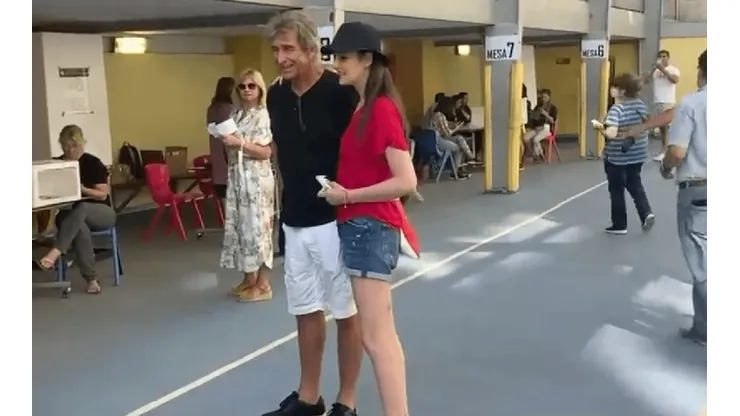 Manuel Pellegrini y el requerimiento de los hinchas en el centro de votación de Madrid.