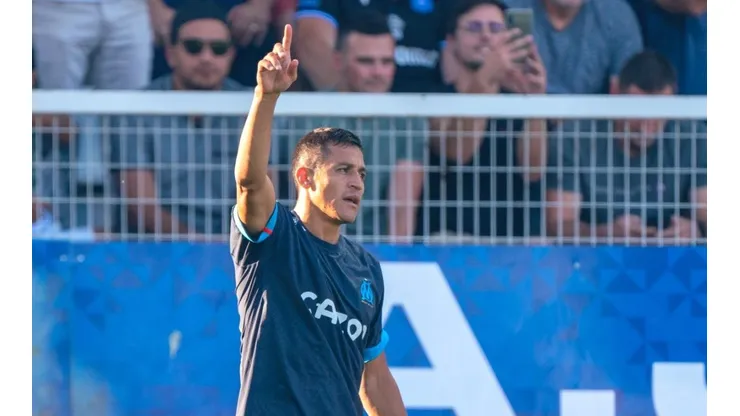 Alexis viene de anotar ante Auxerre, pero no podrá estar presente por su expulsión la edición pasada