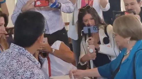 Michele Bachelet votando en Ginebra