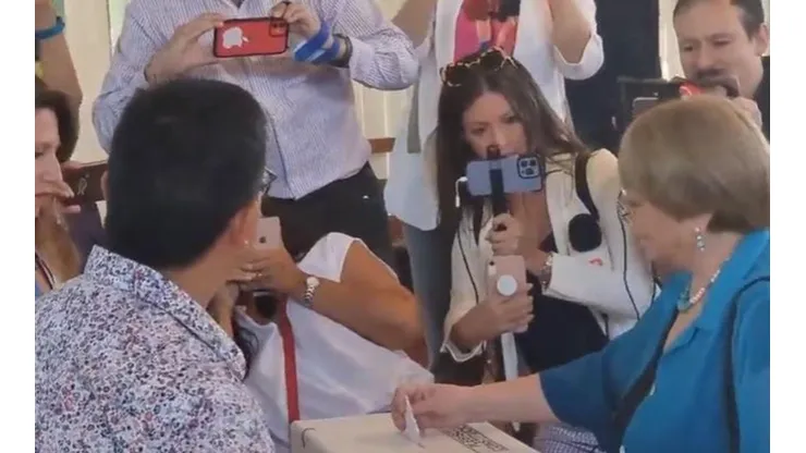 Michele Bachelet votando en Ginebra
