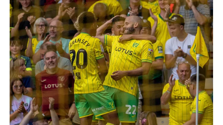 El DT del Norwich alaba al goleador que festejó gracias a Marcelino