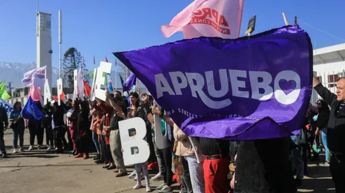 Comandos por el Apruebo se reunen frente al Estadio Nacional.