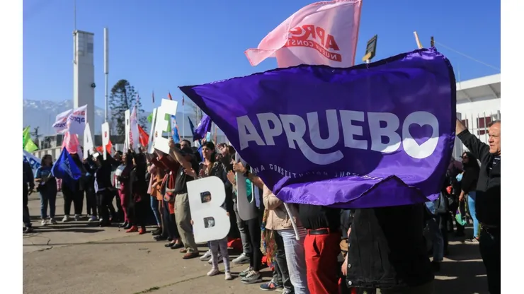 Comandos por el Apruebo se reunen frente al Estadio Nacional.