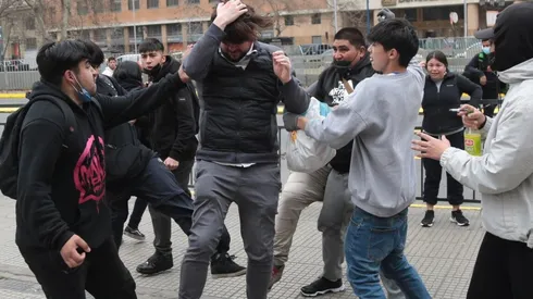 Simón Boric fue agredido frente a la Casa Central de la U. de Chile.