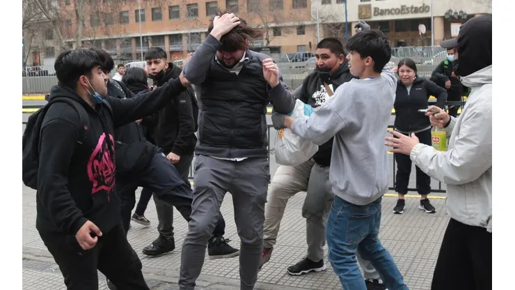 Simón Boric fue agredido frente a la Casa Central de la U. de Chile.