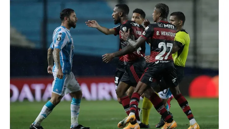 Eugenio Mena vs. Flamengo en la Copa Libertadores 2020.