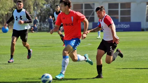 Gonzalo Tapia anotó uno de los goles para la UC desde lanzamiento penal.