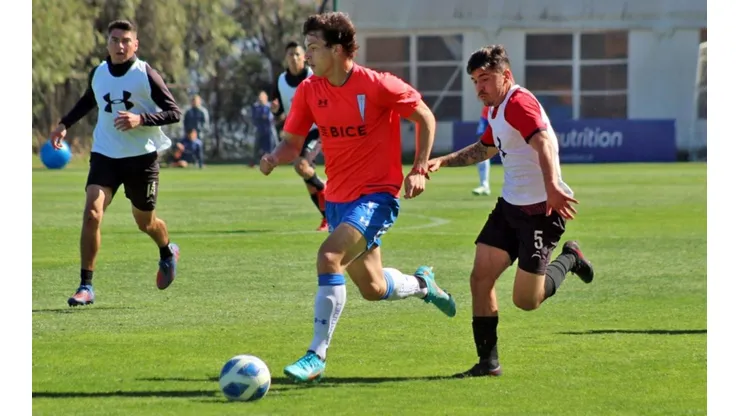 Gonzalo Tapia anotó uno de los goles para la UC desde lanzamiento penal.