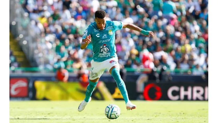 Byron Castillo en León: su DT Renato Paiva está preocupado y lo defiende de la selección chilena.