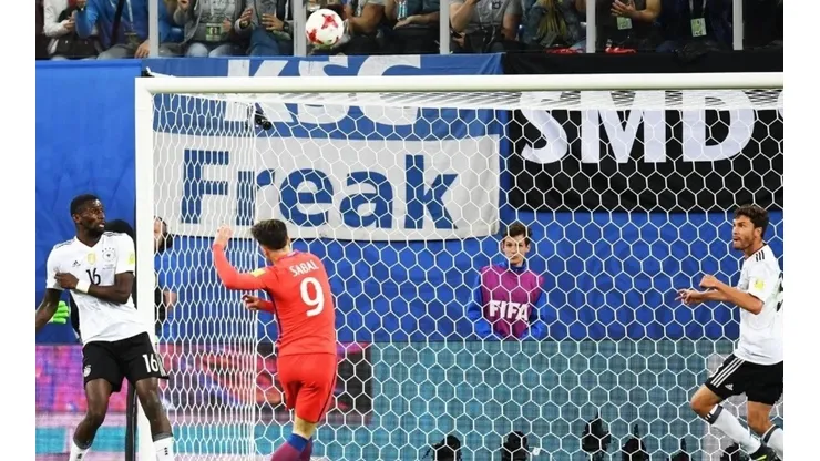 Tras un esforzado pase de Edson Puch, Sagal quedó solo ante el arco de Alemania para poner el empate en la final de la Copa Confederaciones, pero la pelota se fue a las nubes.
