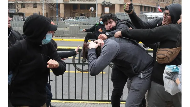 Simón Boric es agredido frente a la Casa Central de la U. de Chile.