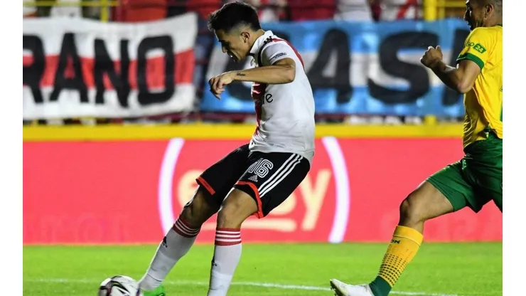 Solari marcó tres para darle la clasificación a River Plate