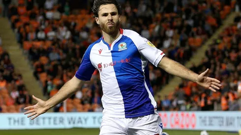 Ben Brereton marca un golazo y pone el 0-1 parcial el Blackburn contra Blackpool.