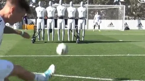 Los Merengues entrenan tiros libres con una barrera con tecnología de punta.