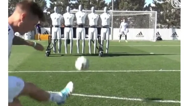 Los Merengues entrenan tiros libres con una barrera con tecnología de punta.