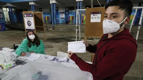 ¿Cómo me excuso de votar en el Plebiscito si estoy a más de 200 kilómetros de donde voto?