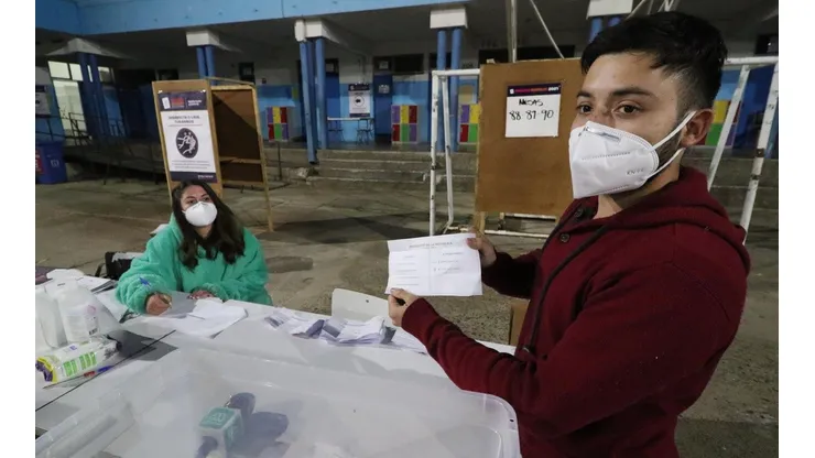 ¿Cómo me excuso de votar en el Plebiscito si estoy a más de 200 kilómetros de donde voto?