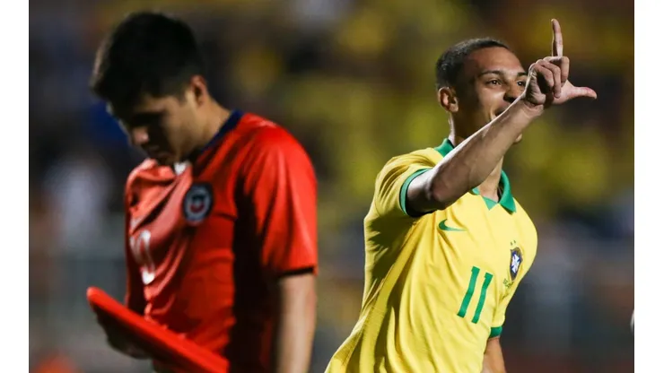 Antony celebra un gol que le convirtió a la Roja Sub 23 en un amistoso contra la selección olímpica de Brasil.