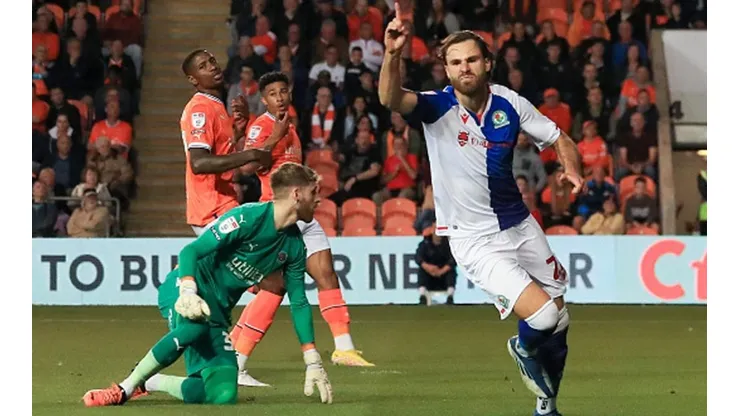 Si Ben marca, Blackburn Rovers gana: golazo del chileno y triunfo ante Blackpool.