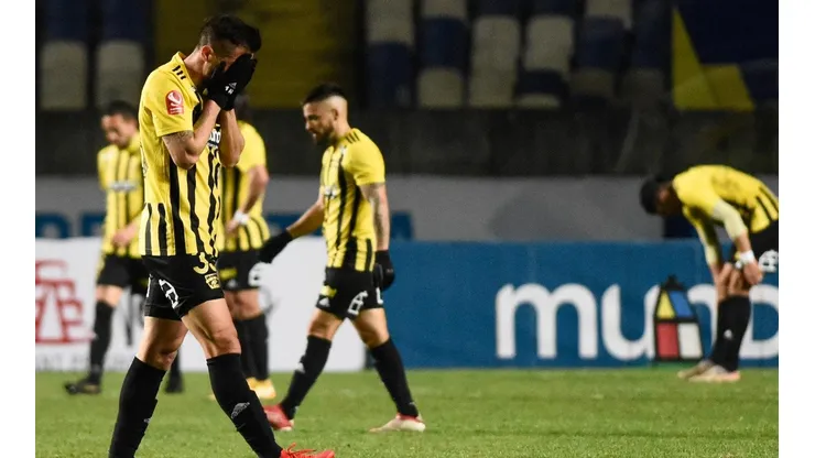 Fernández Vial no levanta cabeza en la Primera B