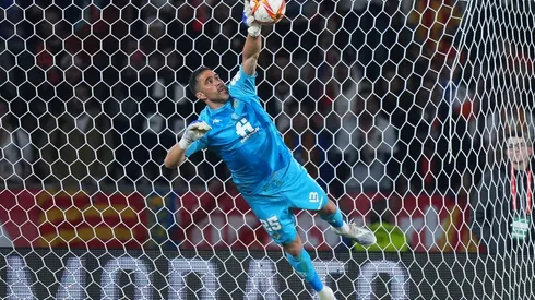 Claudio Bravo espera por su inscripción en el Betis para sumar minutos