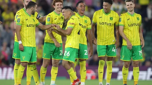 Marcelino Núñez es felicitado por su equipo tras ejecutar un penal a lo Panenka ante el Birmingham City.