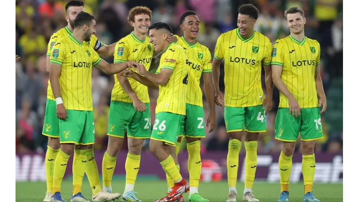 Marcelino Núñez es felicitado por su equipo tras ejecutar un penal a lo Panenka ante el Birmingham City.