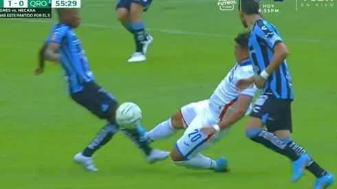 Iván Morales duró diez minutos en cancha antes de irse expulsado por esta violenta entrada