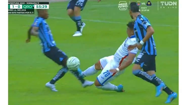 Iván Morales duró diez minutos en cancha antes de irse expulsado por esta violenta entrada
