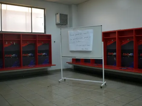 La UC también barre el camarín y lo deja impecable