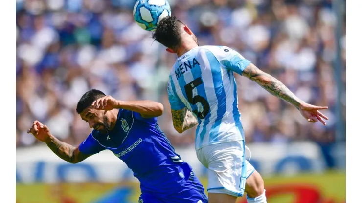 Eugenio Mena tuvo una jugada de mucha mala suerte en el empate de Racing Club y Talleres de Córdoba.