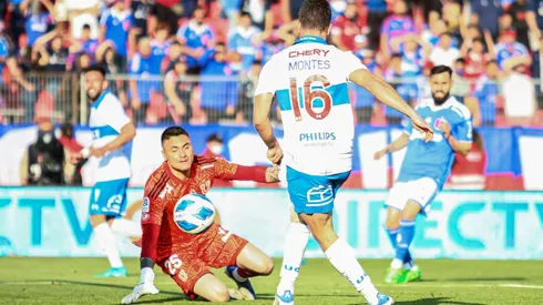 Clemente Montes marcó en esta posición el 3-0 de la Universidad Católica a la U en el Clásico Universitario.