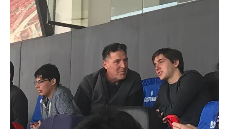 El entrenador de la Roja llegó hasta el Nacional para ver el Clásico Universitario 195.