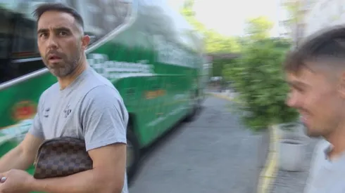 Claudio Bravo mostró su incomodidad ante la pregunta de la prensa.